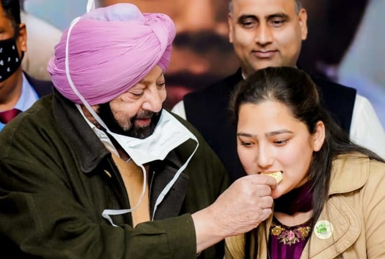 Youngest Sarpanch Pallavi Thakur meet Capt Amarinder Singh