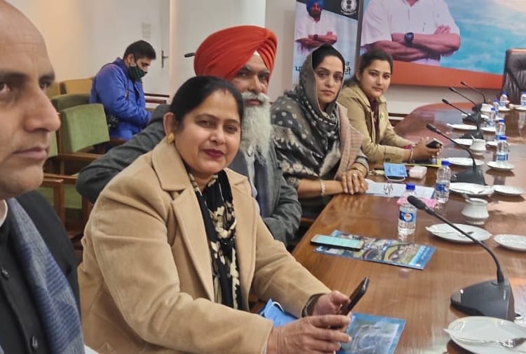 Youngest Sarpanch Pallavi Thakur meet Capt Amarinder Singh