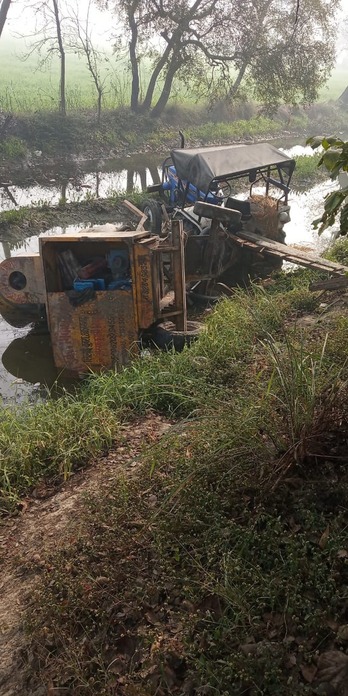 One died in collision tractor and bus in azamgarh up