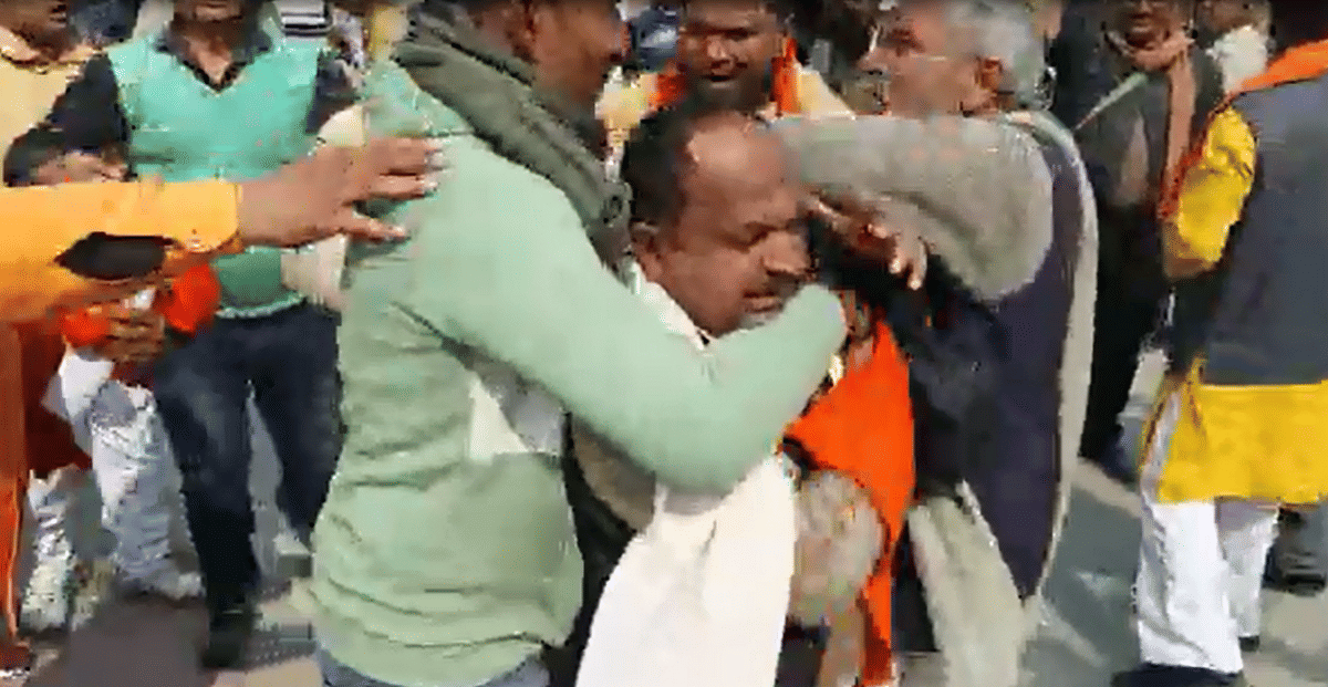 Karni sena workers beaten up samajwadi parti sp leader in Collectorate house in mau up