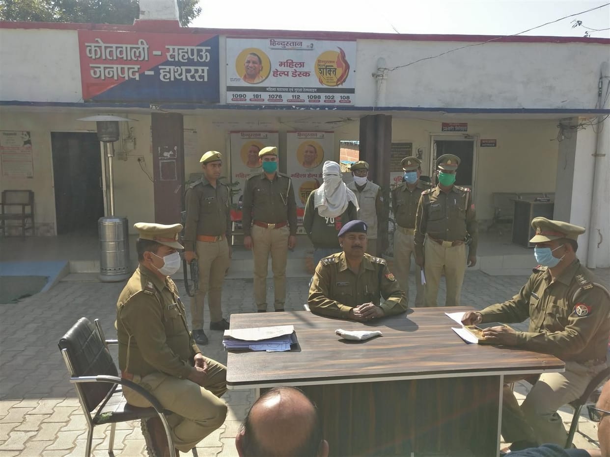 Hathras: Police exposed the robbery attempt, one accused arrested, two surrendered