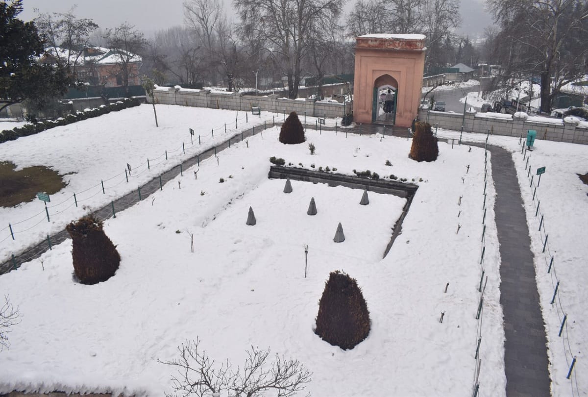 Kashmir Cold Wave Intensifies; More likely to receive snowfall, says IMD