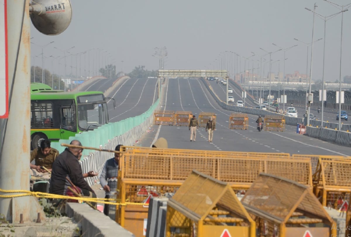 Ghazipur border completely sealed police closed roads by barricades