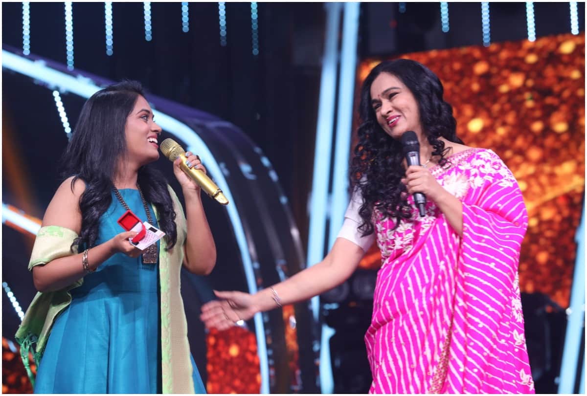 Indian Idol 12: Actress Padmini Kolhapure Gave A Special Maharashtrian Gift To Sayali