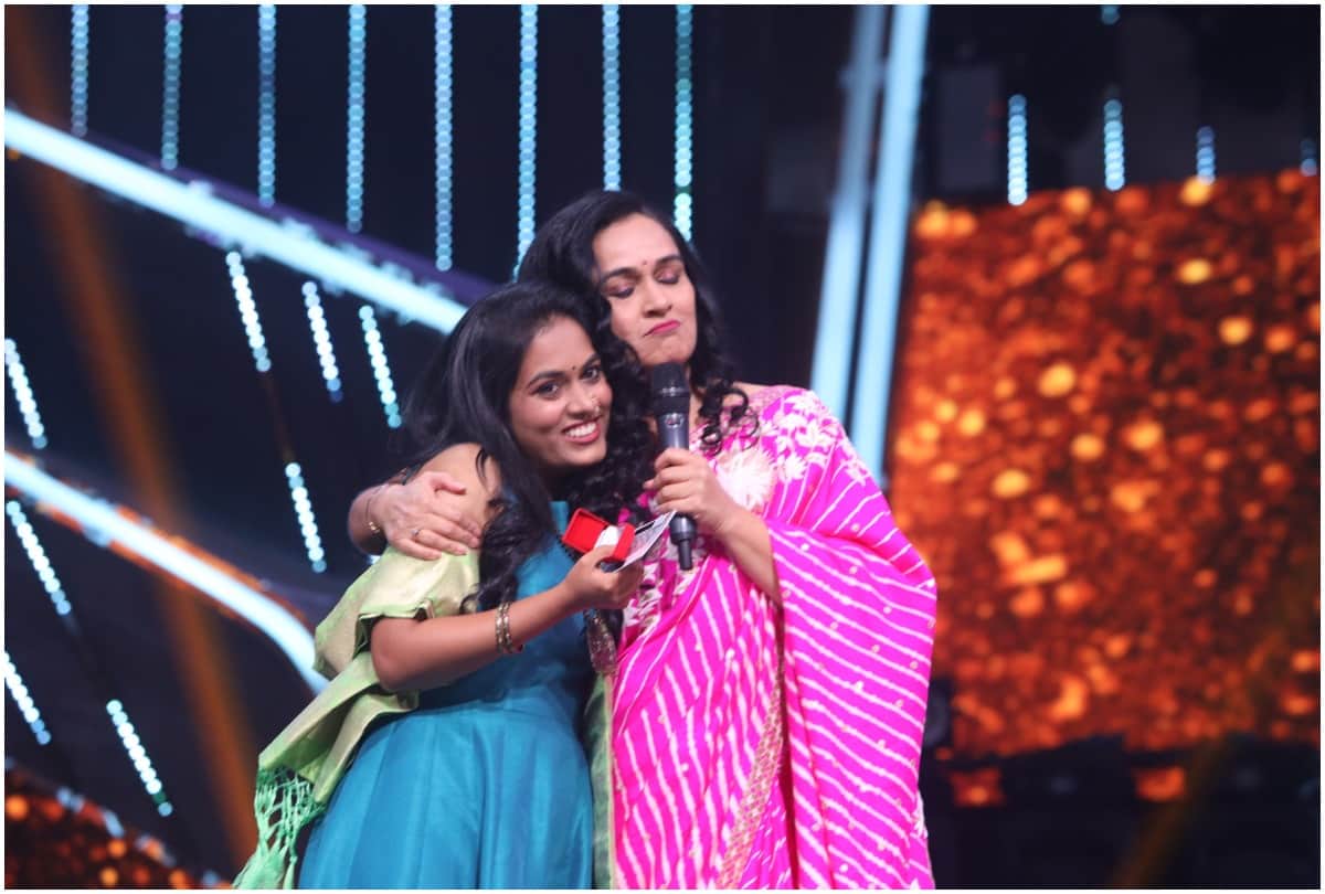 Indian Idol 12: Actress Padmini Kolhapure Gave A Special Maharashtrian Gift To Sayali