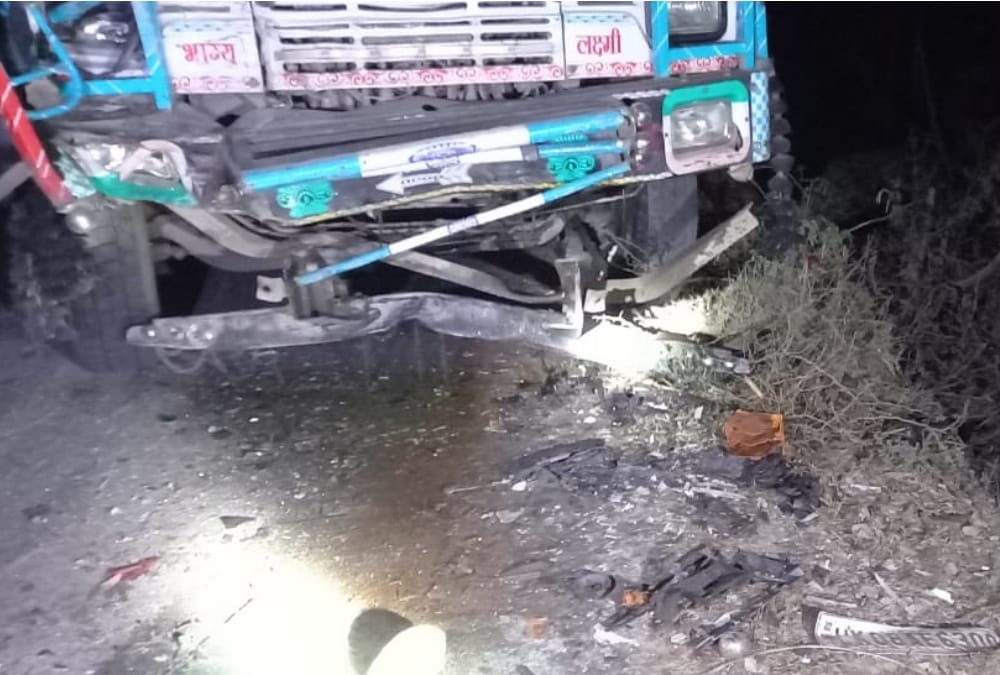 A car collied with a truck on Lucknow Prayagraj marg in Raebareli.