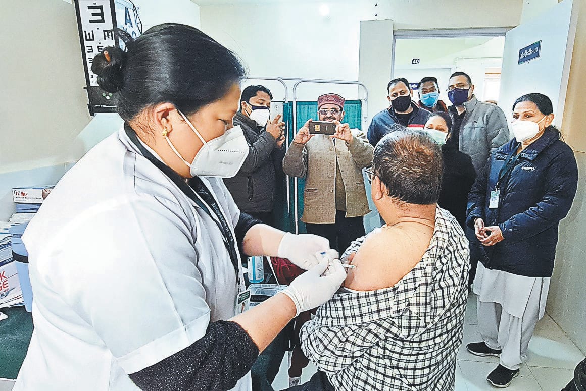 79 health workers put corona vaccine in mussoorie