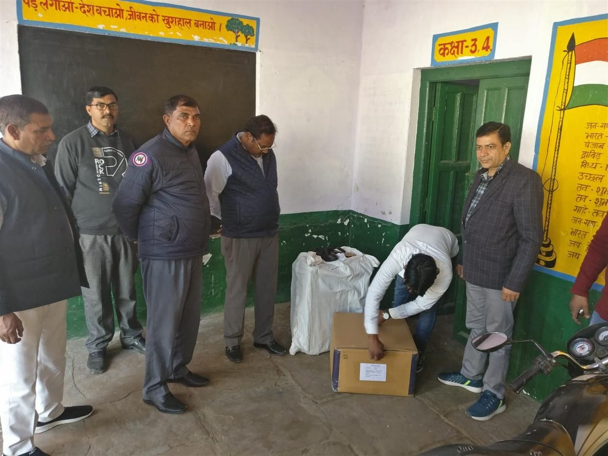 Hathras: SDM tested quality of shoes and socks for children of council schools