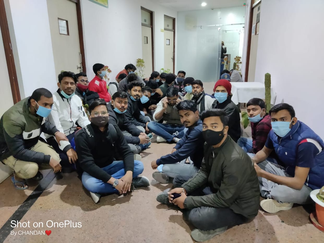 BBAU student demands to start classes in campus