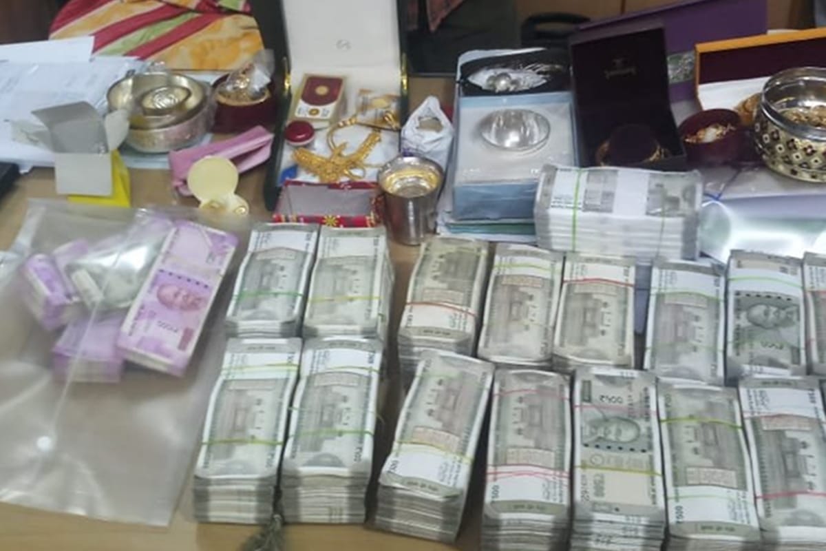 acb seize 56 5 lakhs cash and 400 grams of gold silver from premises of executive engineer of minor irrigation dept