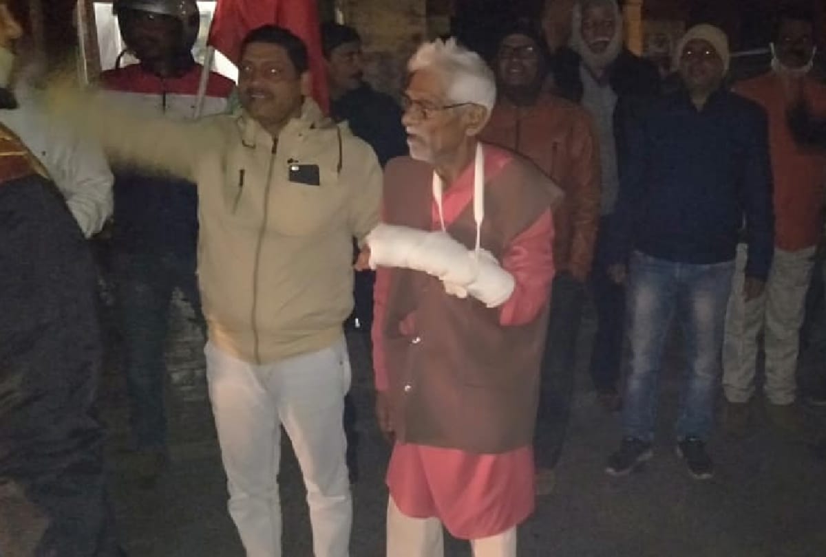 104 year old  General Secretary of NE Railway Mazdoor Union KL Gupta broken hand