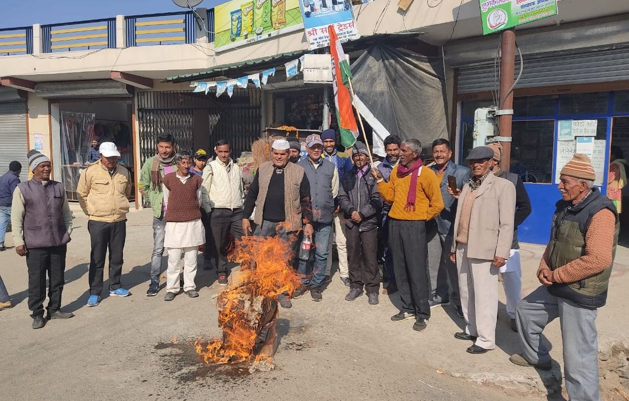 Congressmen burn effigy of BJP government in Barakot