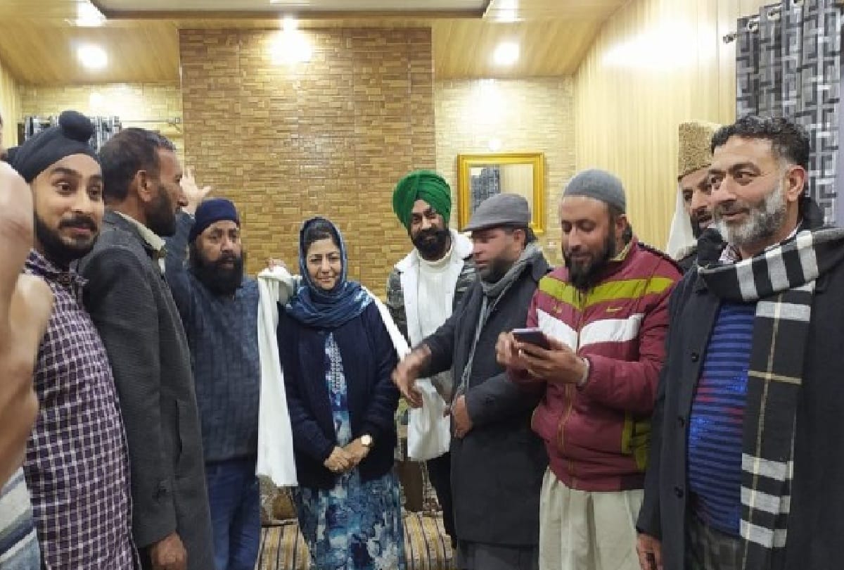Jammu and Kashmir: youth of Poonch meet Mehbooba Mufti