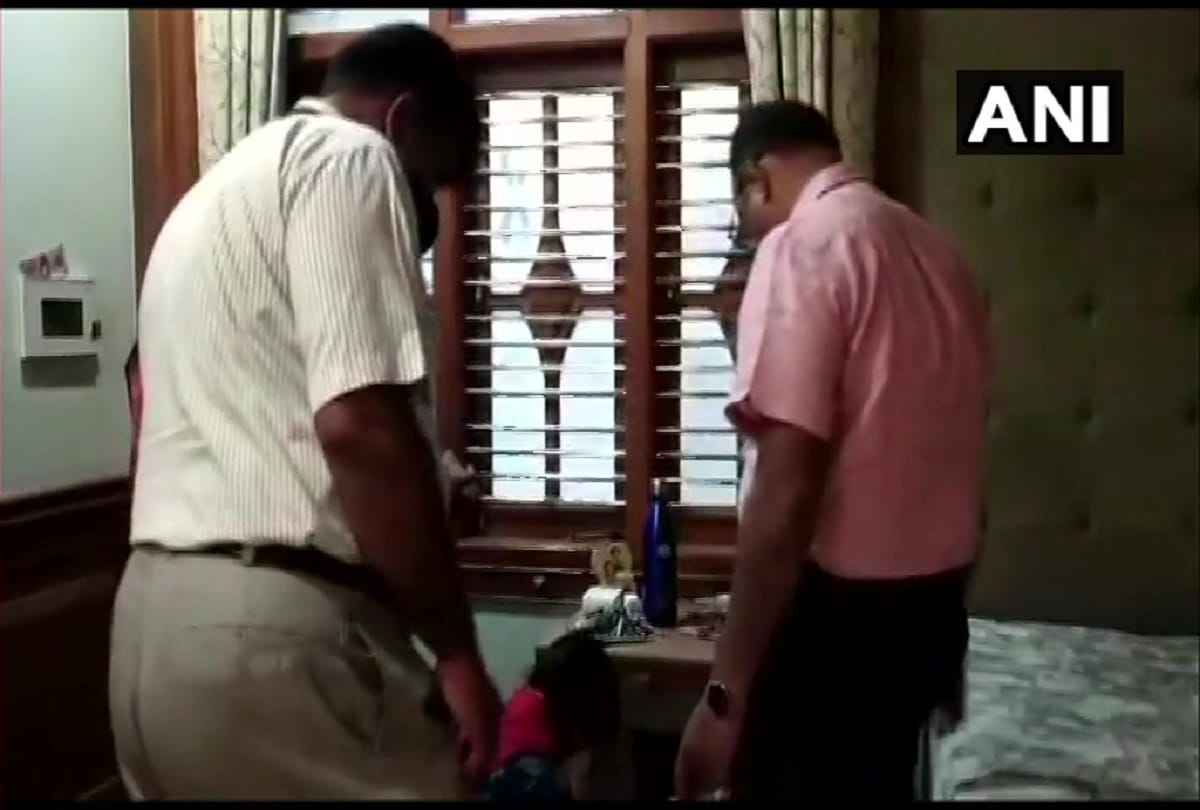 karnataka news acb team conducting raids at 30 locations cases registered against seven government servant