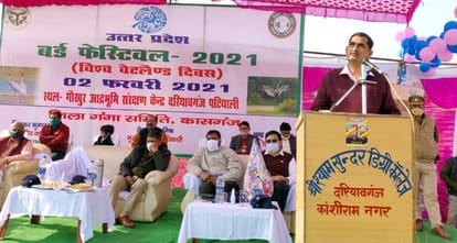 कासगंज की दरियावगंज झील पर आयोजित बर्ड फेस्टीवल कार्यक्रम में बोलते डीएम सीपी सिंह व मंचासीन अन?