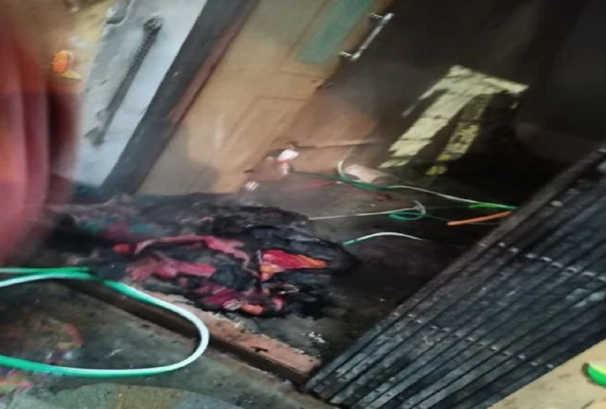 A fire was also found in Katra Garhka's house in Katra including his wife and son unconscious
