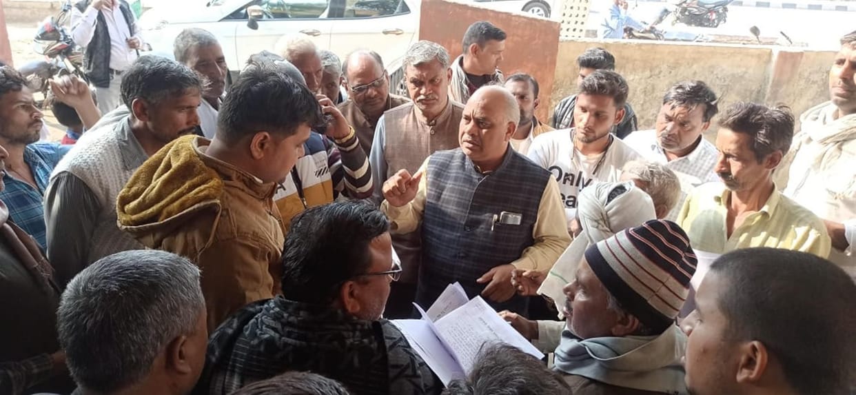 Hathras: Farmers surround Commission member, hear problems