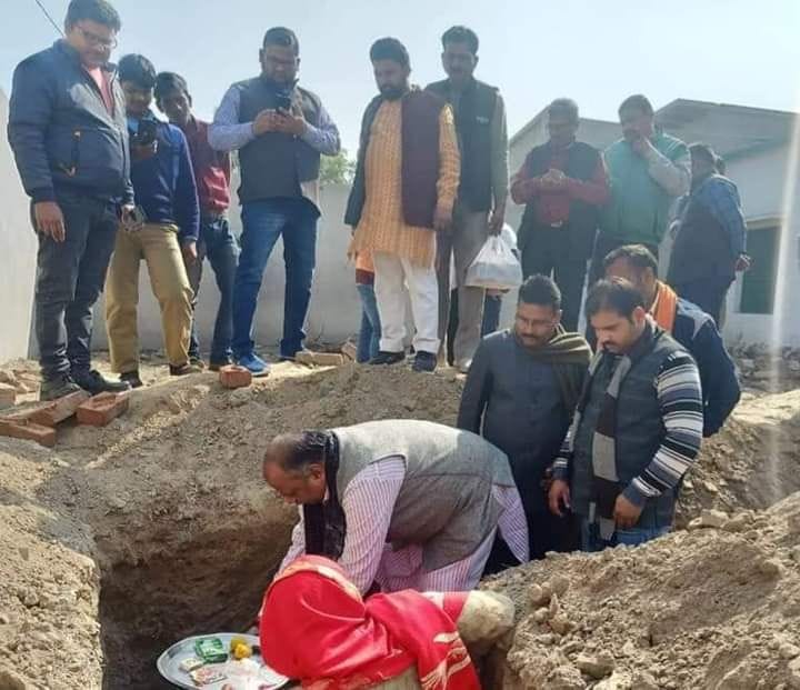 Hathras: State Vice President of BJP laid the foundation stone of the extra room of the school in village Singhar