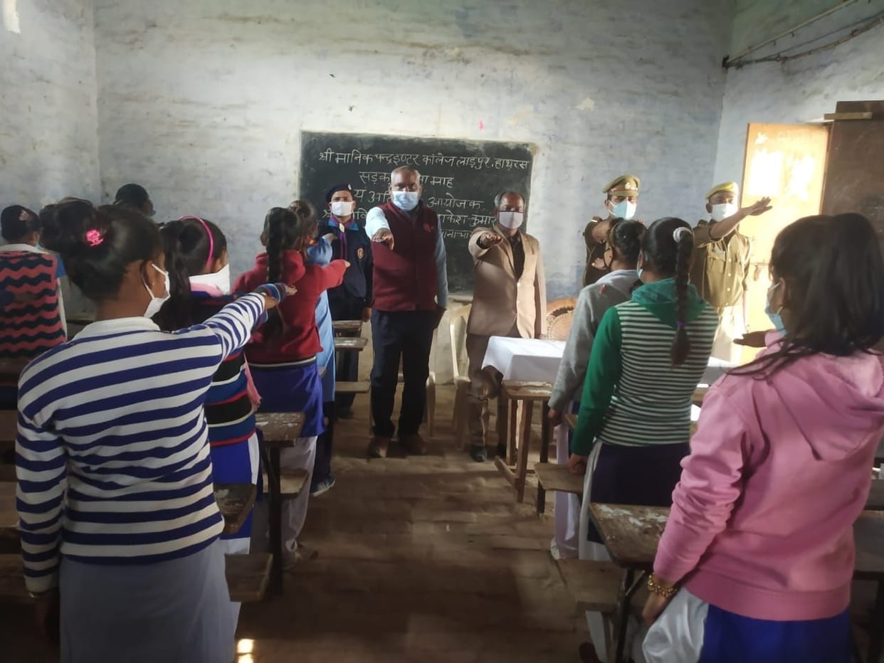 Hathras: Oath administered to students to follow traffic rules