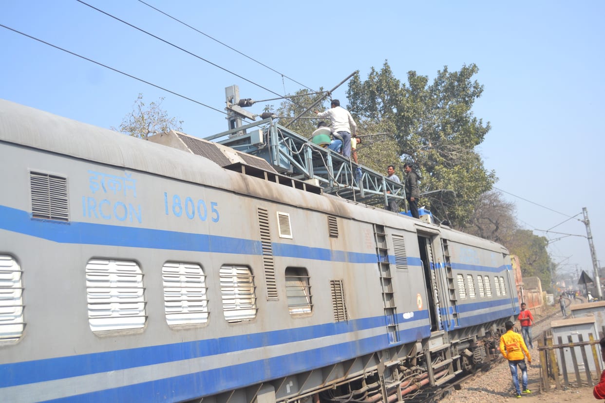 Hathras: Repair work done on OHE line, jammed at pond railway gate