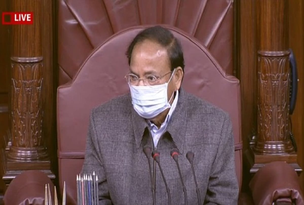Venkaiah Naidu reprimands MPs for using mobile