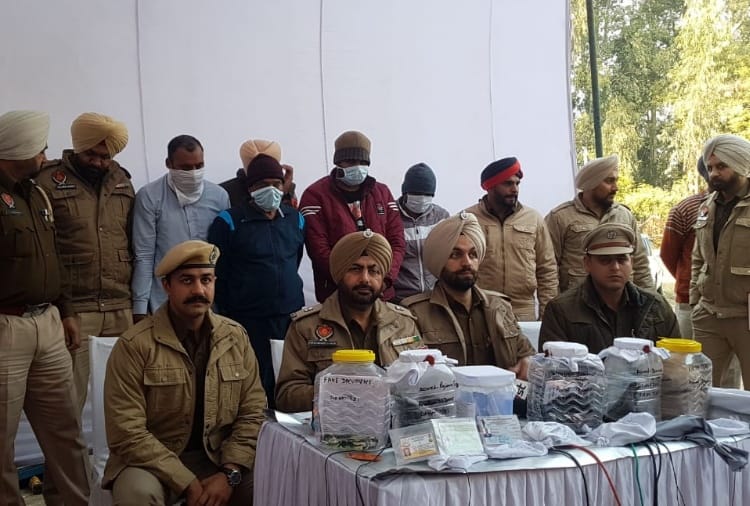 Mohali Police arrested six accused who kidnapping people as fake officers of NIA