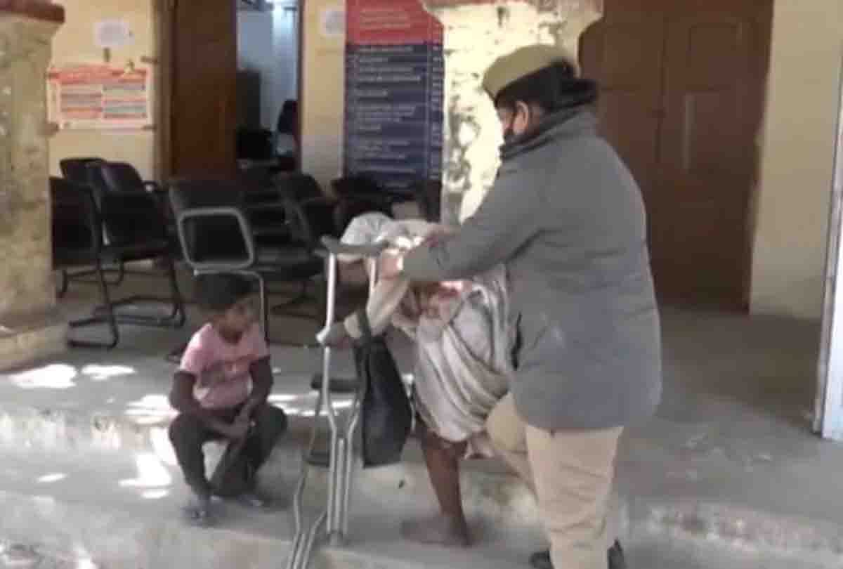Divyang old beggar lady gave bribe 12 thousand to kanpur police by begging