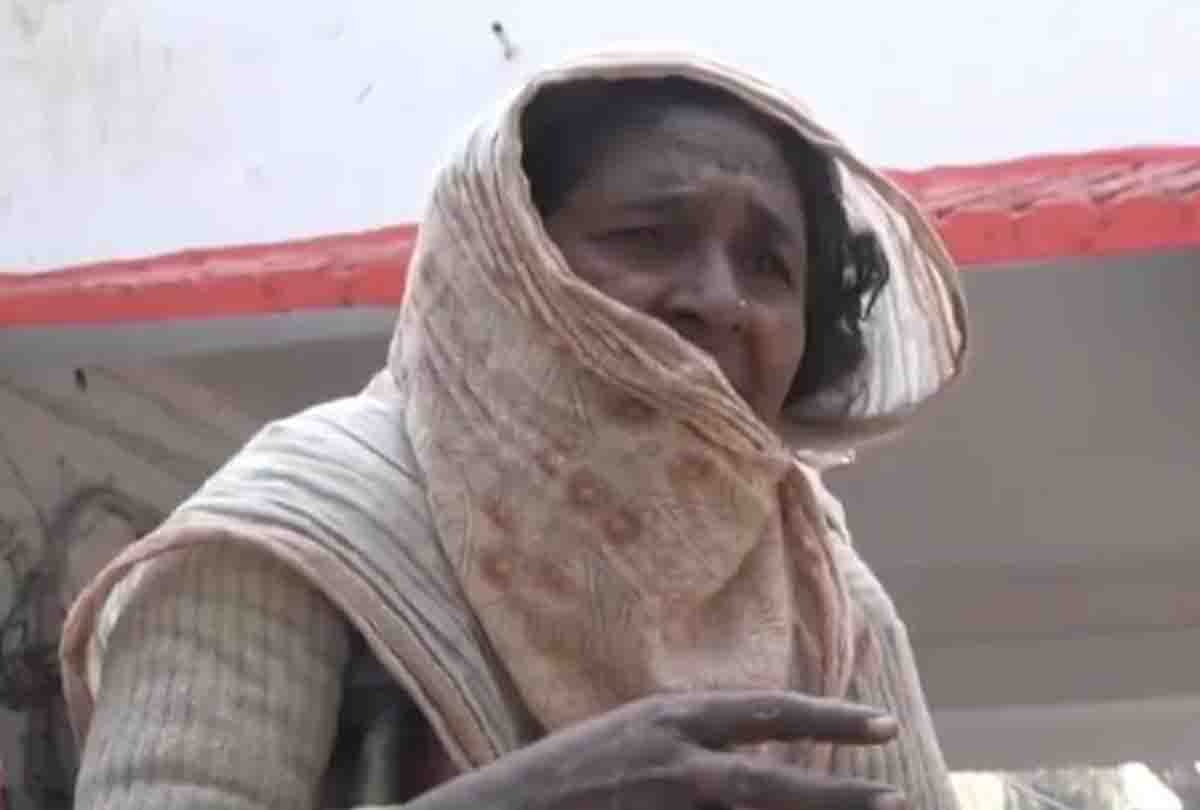 Divyang old beggar lady gave bribe 12 thousand to kanpur police by begging