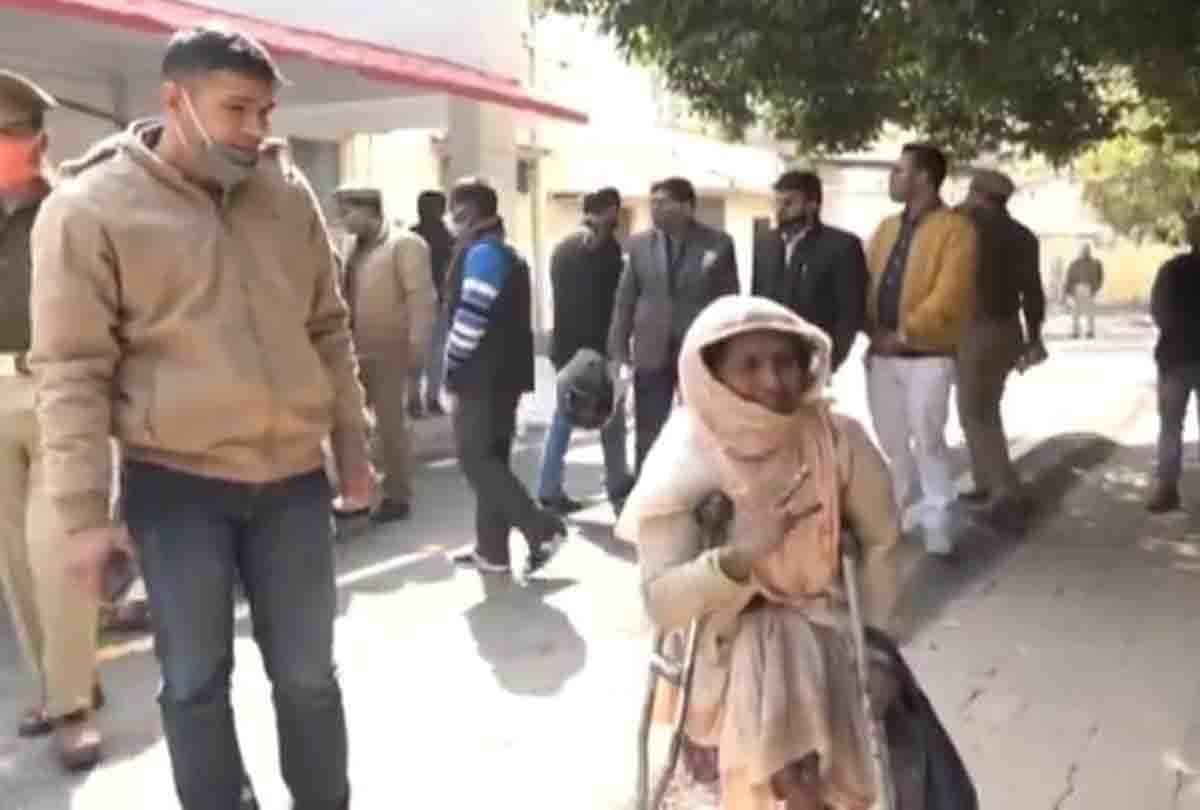 Divyang old beggar lady gave bribe 12 thousand to kanpur police by begging