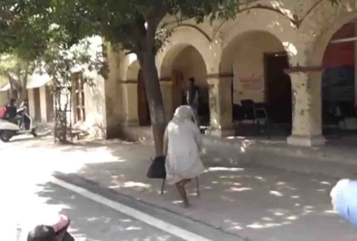 Divyang old beggar lady gave bribe 12 thousand to kanpur police by begging