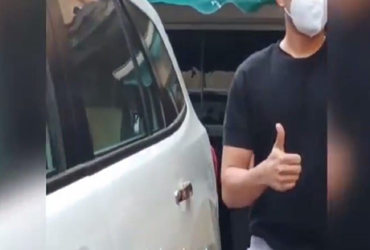 Actress Rhea Chakraborty with brother Shouvik spotted outside Gym video photos goes viral