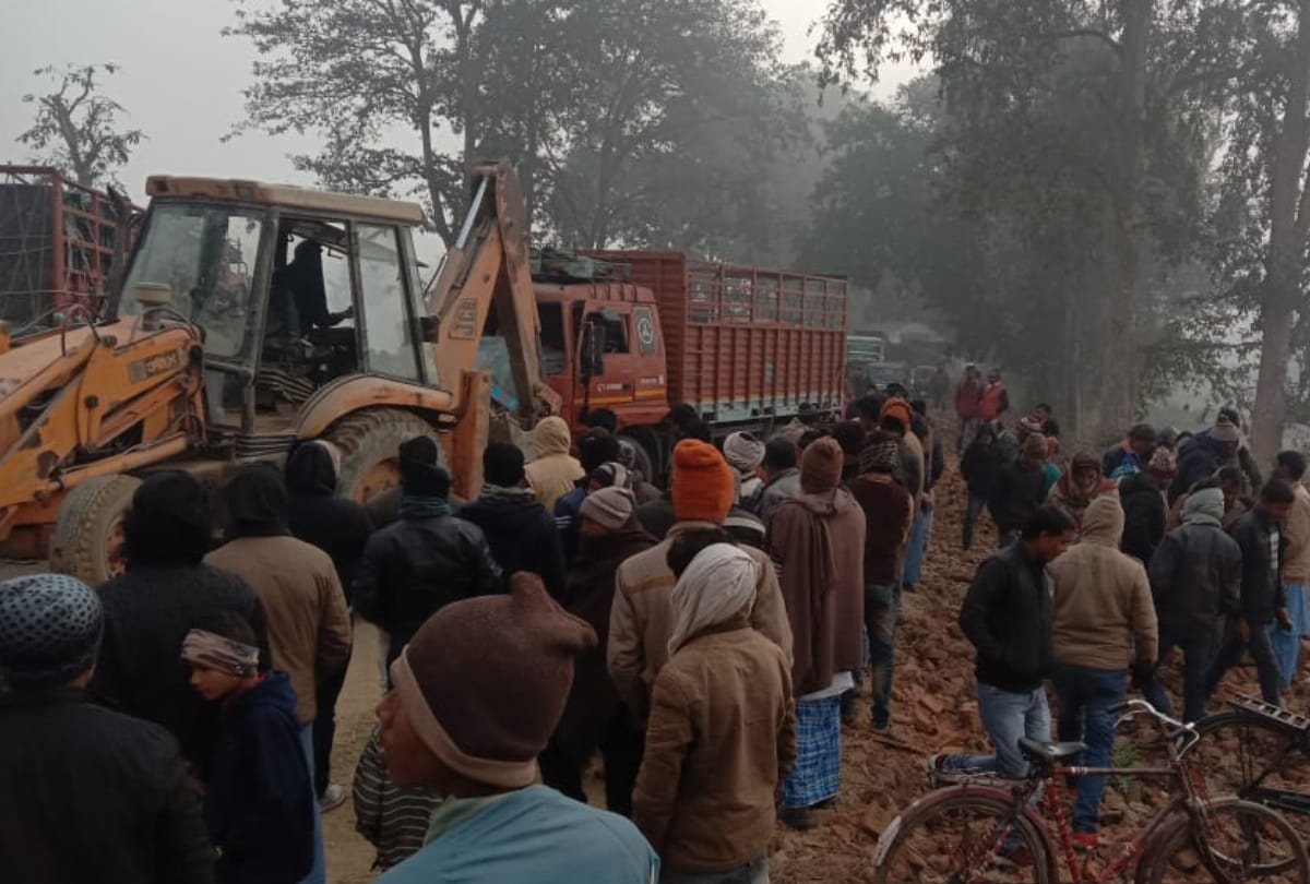 three injured in road accident at Badhni siddharthnagar