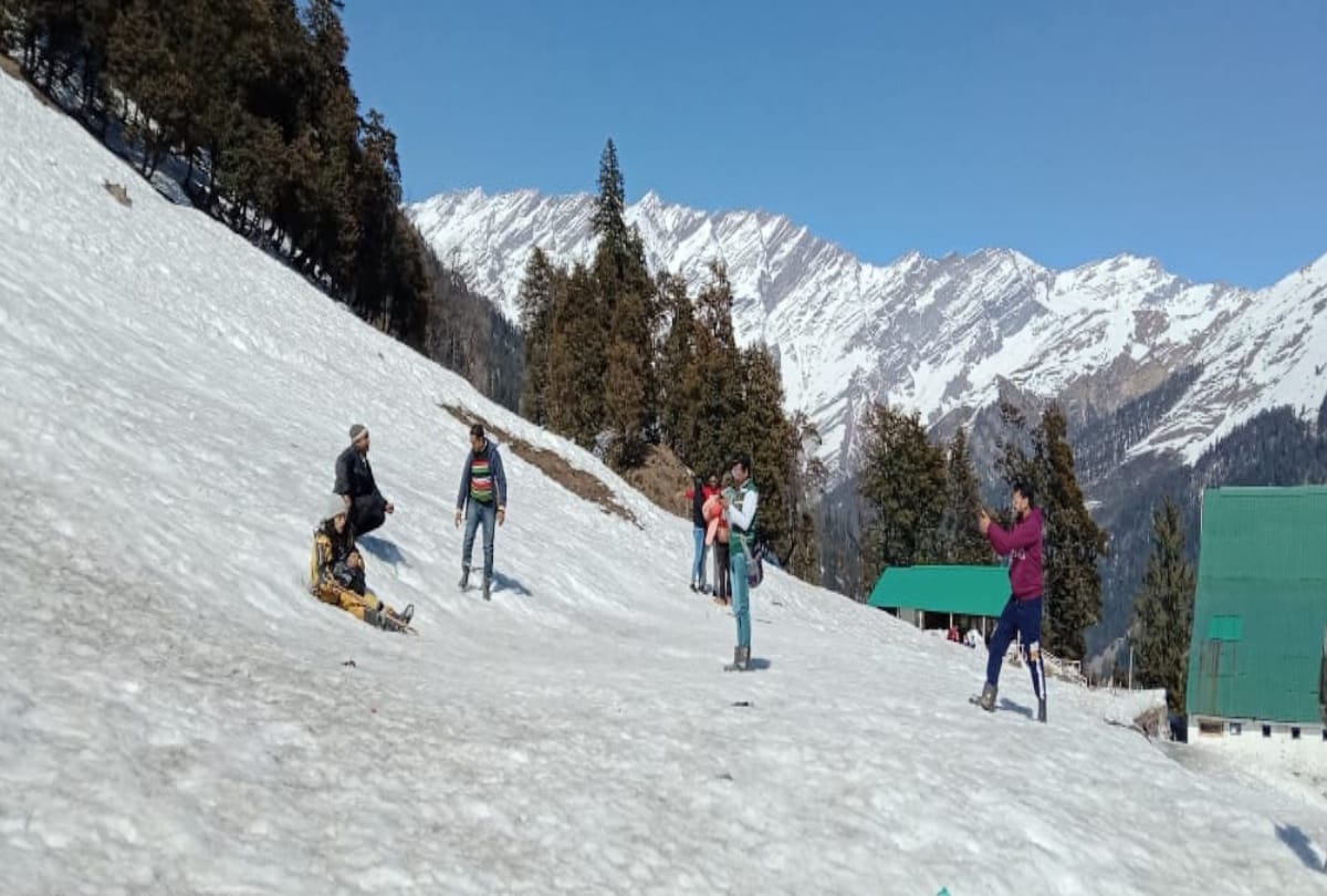 tourists increased at North Portal of atal tunnel and SolangNala manali, danger of avalanche in Lahul