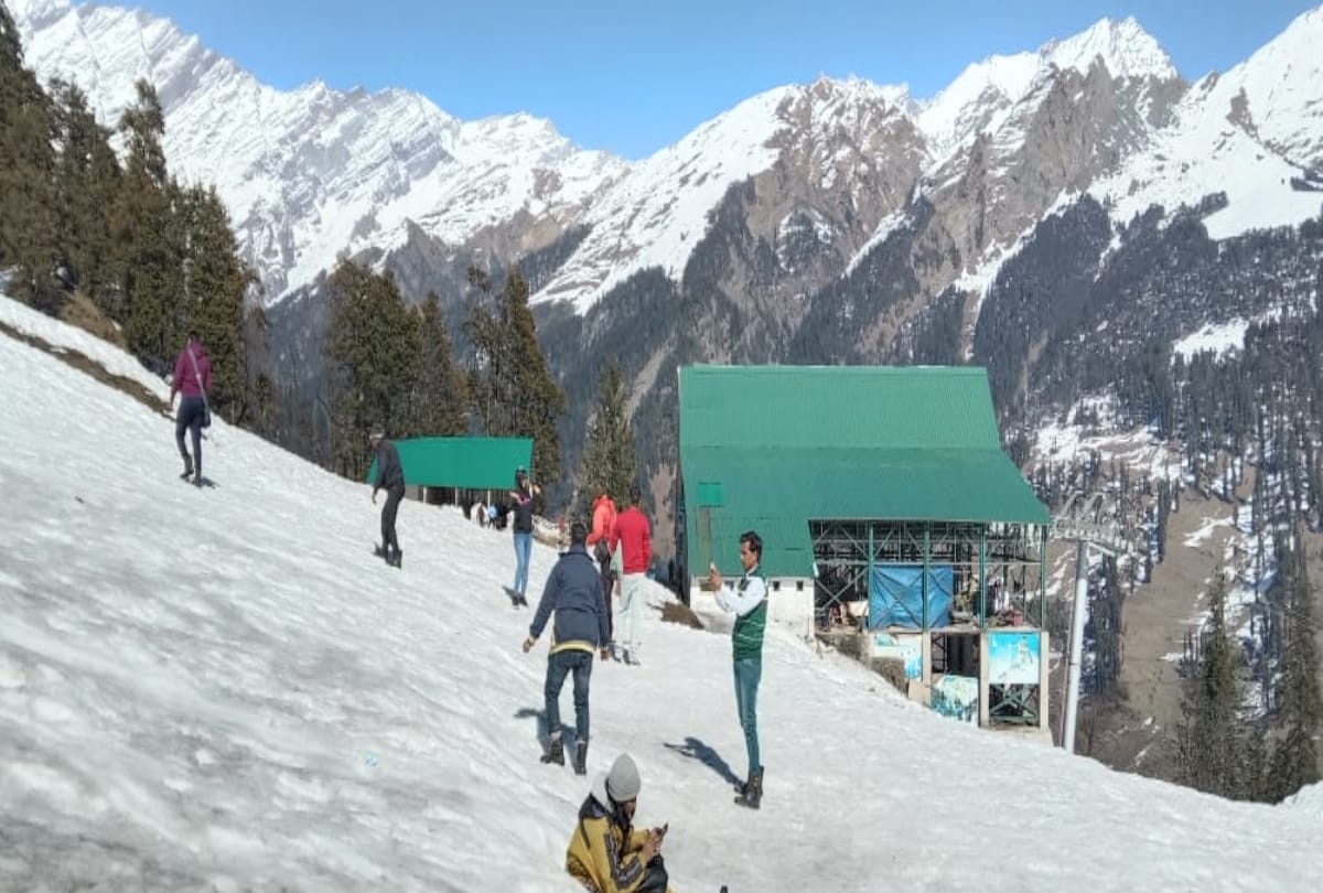 tourists increased at North Portal of atal tunnel and SolangNala manali, danger of avalanche in Lahul