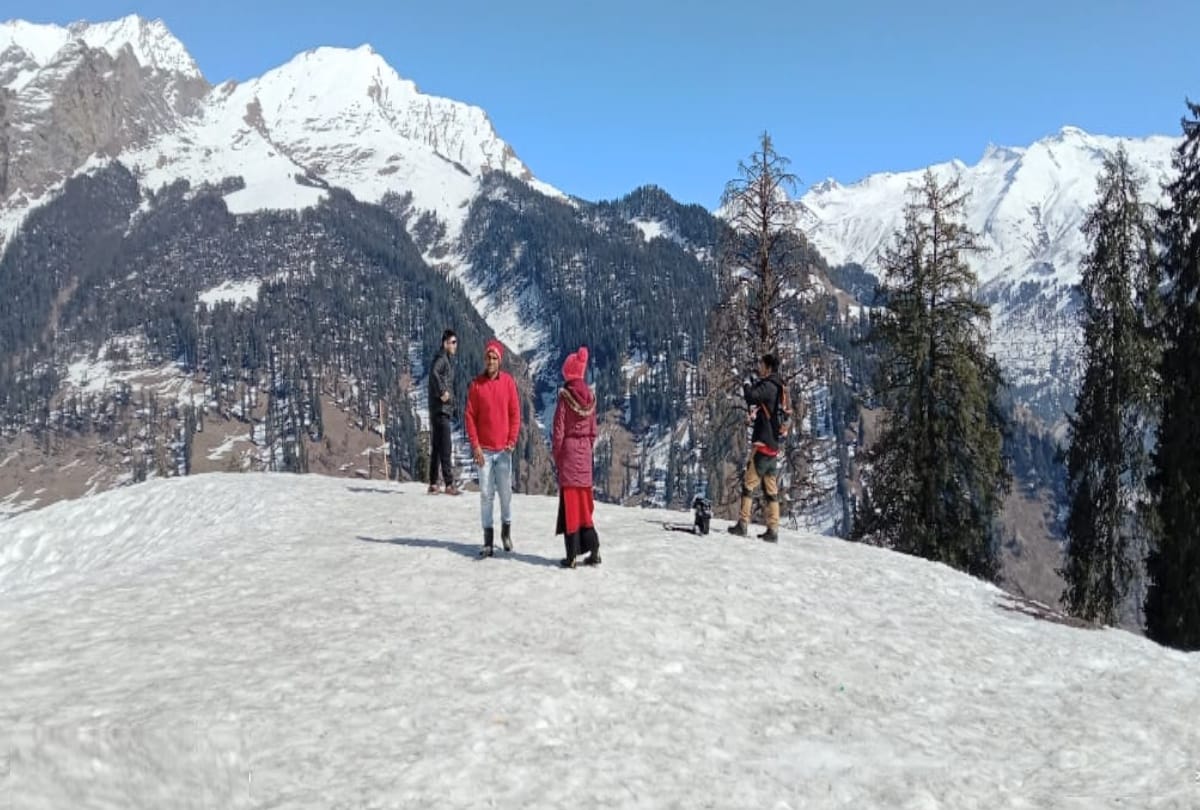 tourists increased at North Portal of atal tunnel and SolangNala manali, danger of avalanche in Lahul