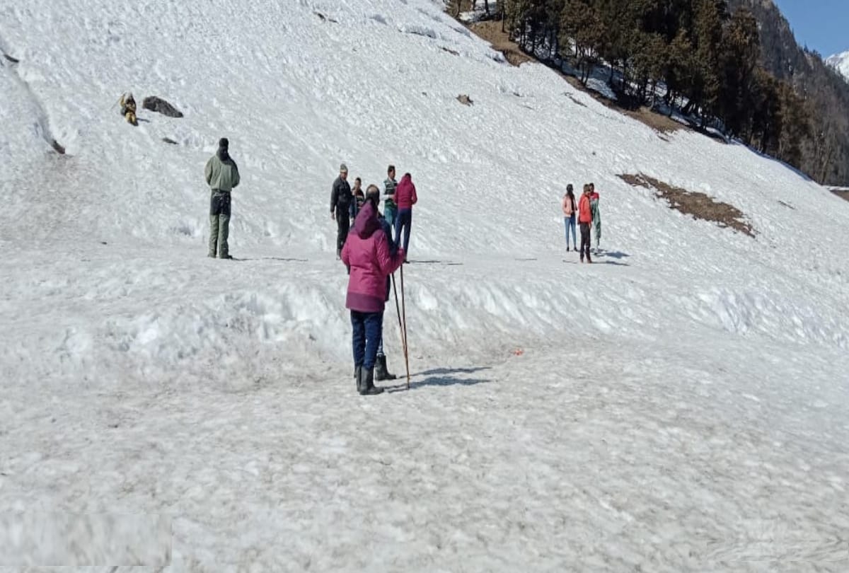 tourists increased at North Portal of atal tunnel and SolangNala manali, danger of avalanche in Lahul