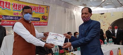 शपथ ग्रहण समारोह में उच्च न्यायालय के जज बी लाल द्वारा बार संघ अध्यक्ष राकेश बिहारी वैद्य को प्रम