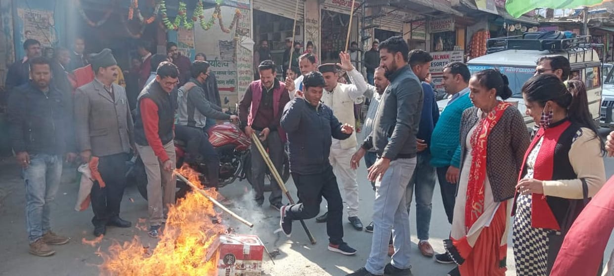 Congress burnt effigy of central and state government
