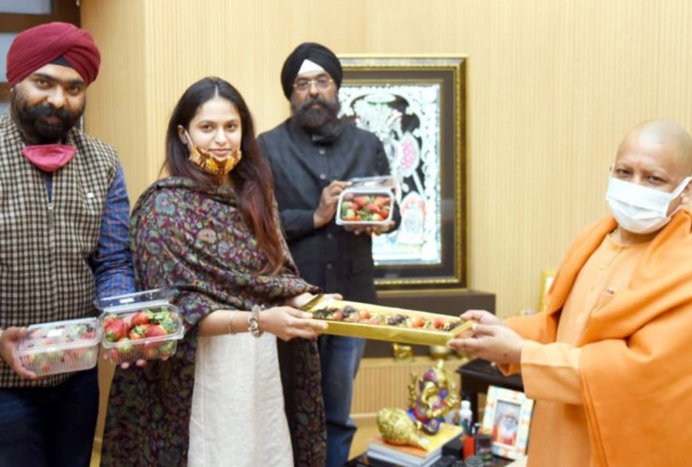 Gurleen Chawla meets to CM Yogi Adityanath.
