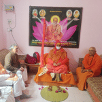 स्वामी वासुदेवानंद सरस्वती बैठक में।