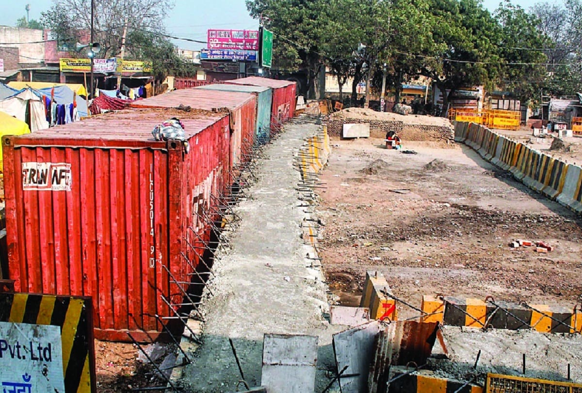 Delhi Police cement nails, barricade border protest sites with barbed wires