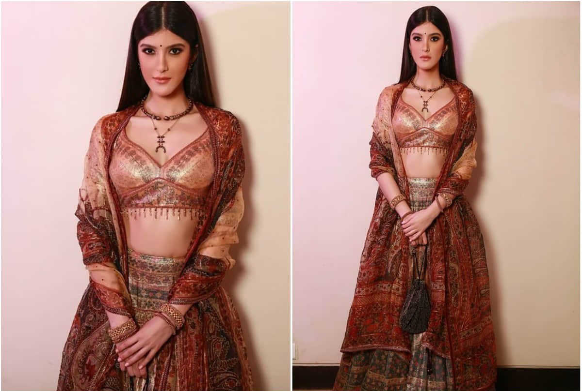 shanaya kapoor flaunts her abs in latest post pic see bold photos