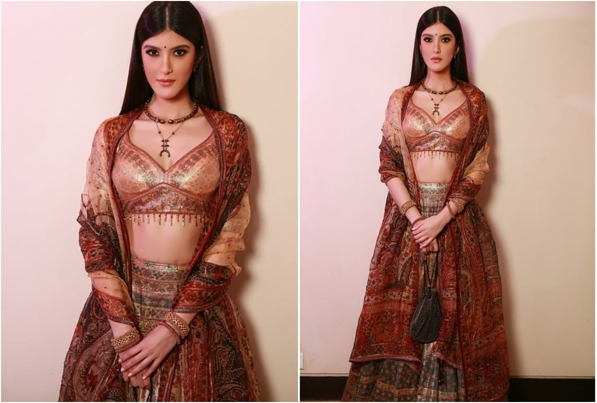 shanaya kapoor flaunts her abs in latest post pic see bold photos