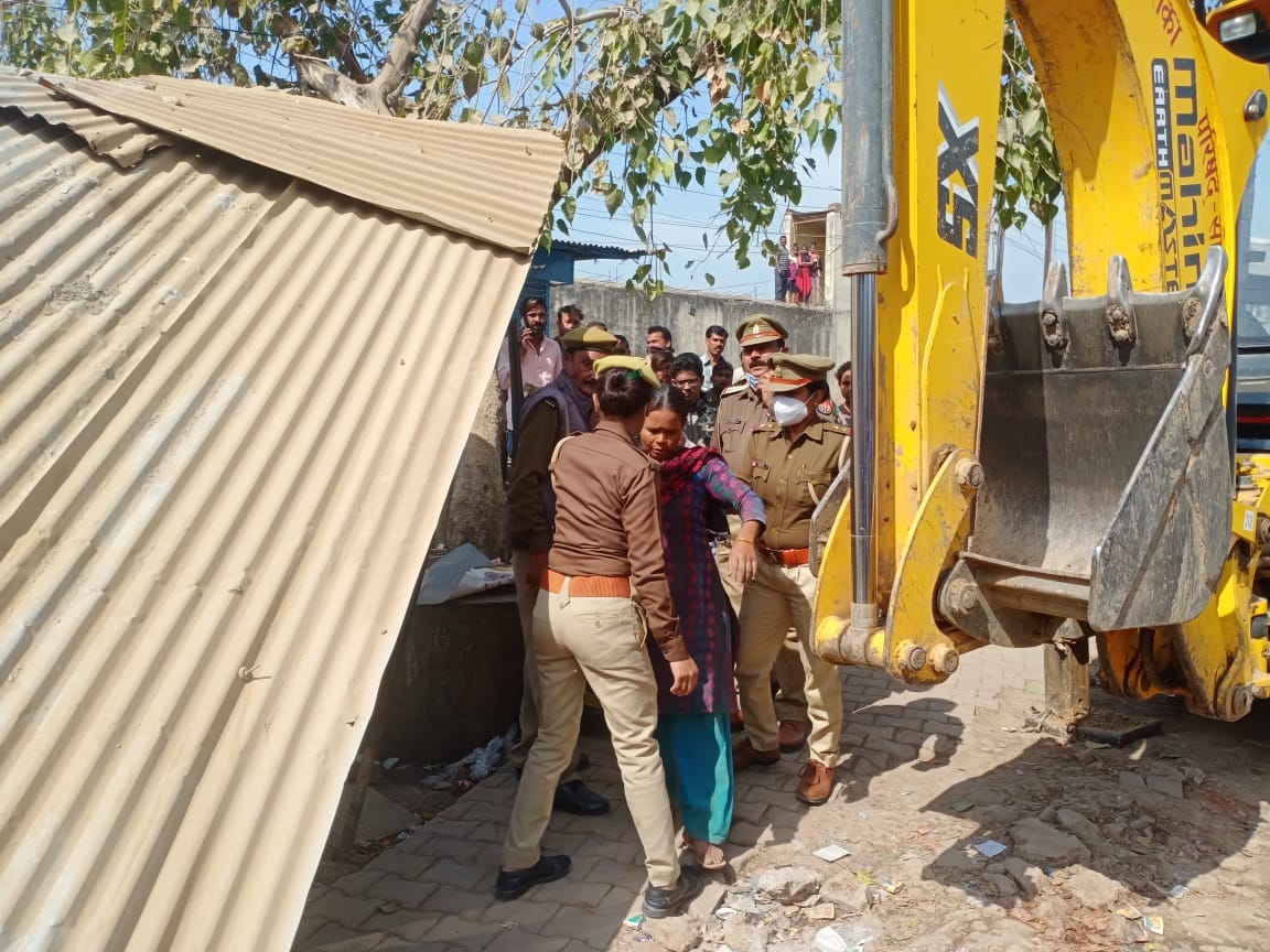 Police runner on encroachers, evacuation of roadside encroachment