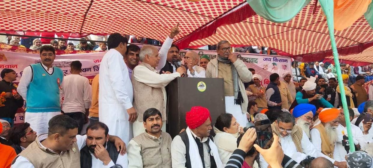 Alliances of employees, farmers and traders seen on the stage of Mahapanchayat