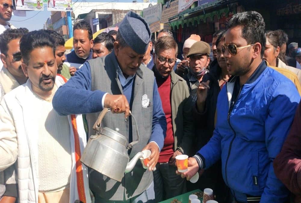 Uttarakhand Former CM Harish rawat make Tea For party Workers in Champawat Market