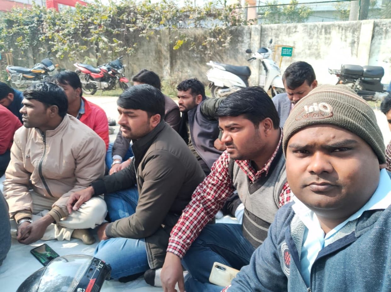 Electrical workers expressed protest