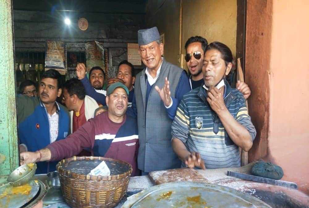 Uttarakhand Former CM Harish rawat make Tea For party Workers in Champawat Market