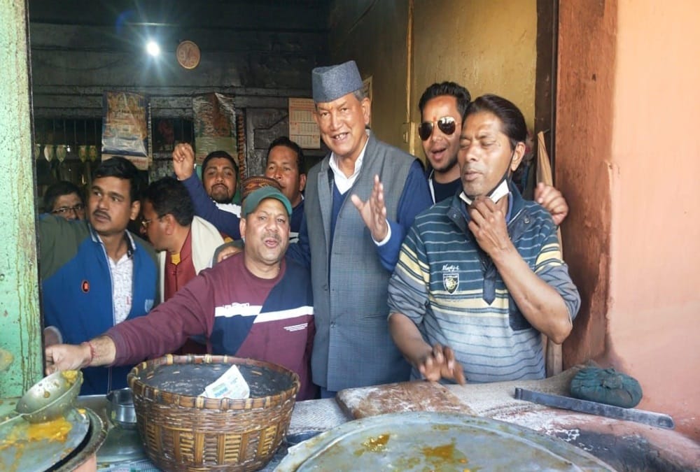 Uttarakhand Former CM Harish rawat make Tea For party Workers in Champawat Market