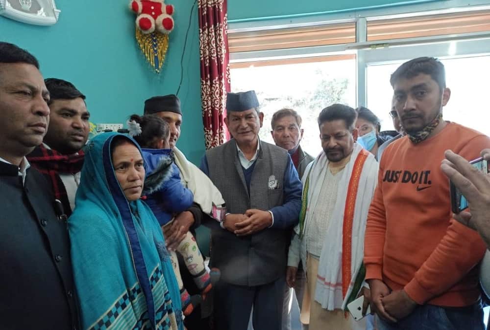 Uttarakhand Former CM Harish rawat make Tea For party Workers in Champawat Market